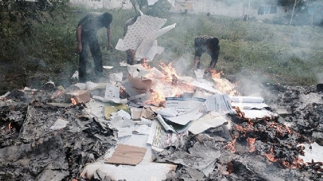 Donetskdə bülletenlər yandırıldı - FOTOLAR